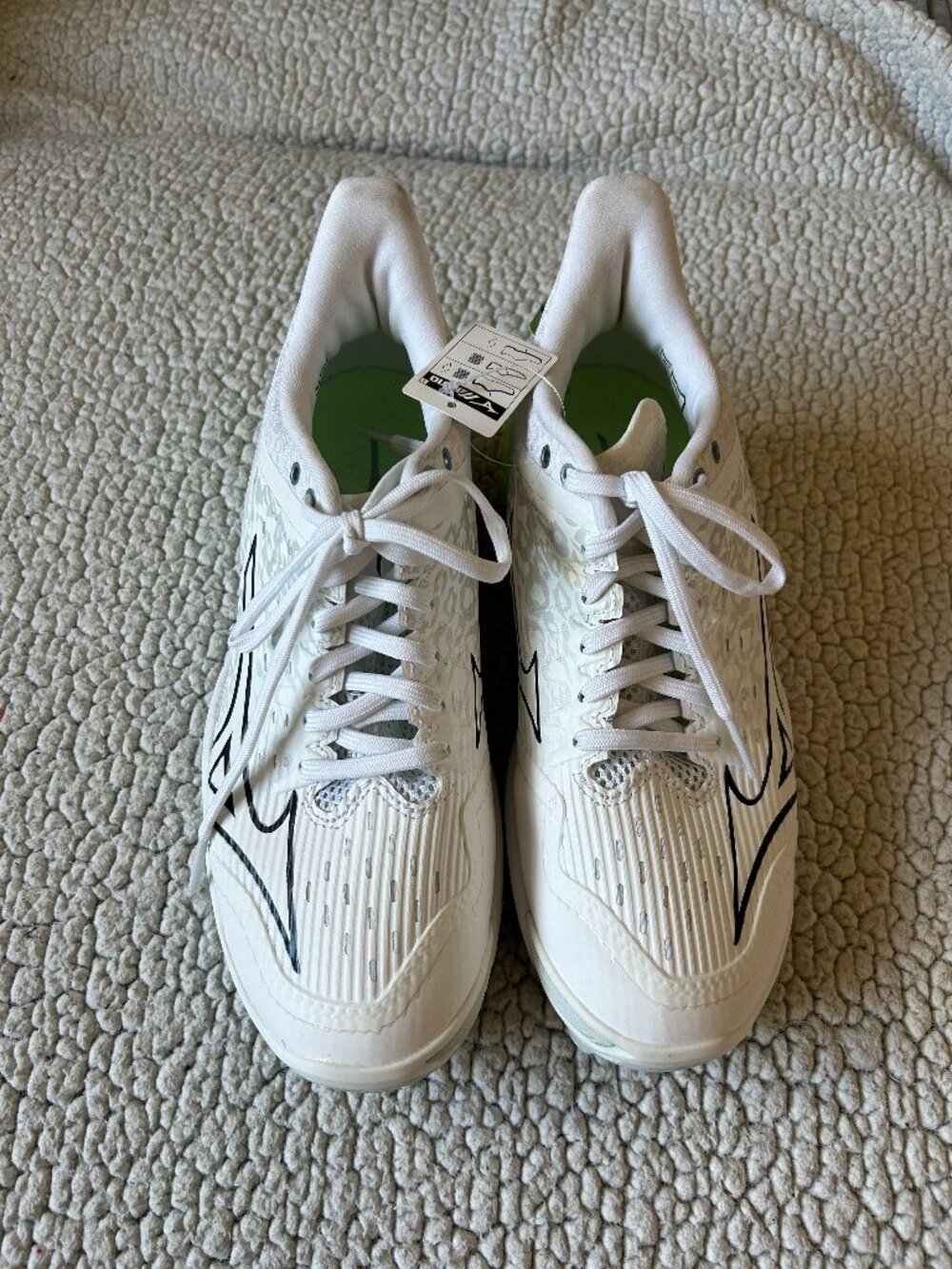 Mizuno -- Wave Leopardus white/ light green sports sneakers